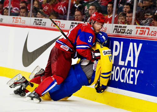 Artyom Sergeyev, Ryssland, tacklar Joakim Nordström,