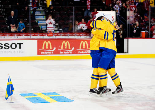 Filip Forsberg och John Klingberg, Sverige, kramar om