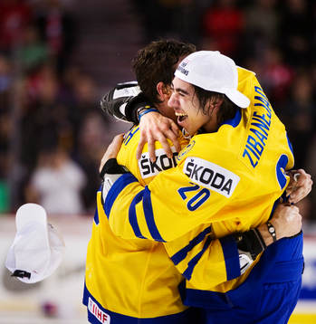 Patrik Nemeth och Mika Zibanejad, Sverige, kramar om