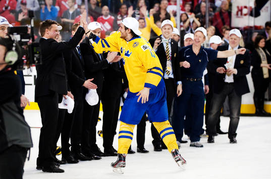 Patrik Nemeth ger en high-five åt Roger Rönnberg,