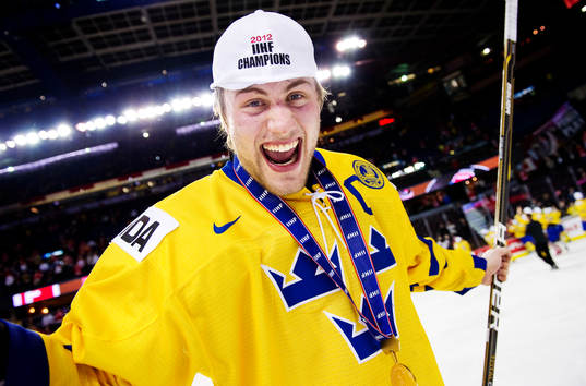 Johan Larsson, Sverige, skriker in i kameran. Jubel, glädje