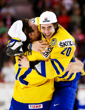 Patrik Nemeth kramar om Mika Zibanejad, Sverige. Jubel,