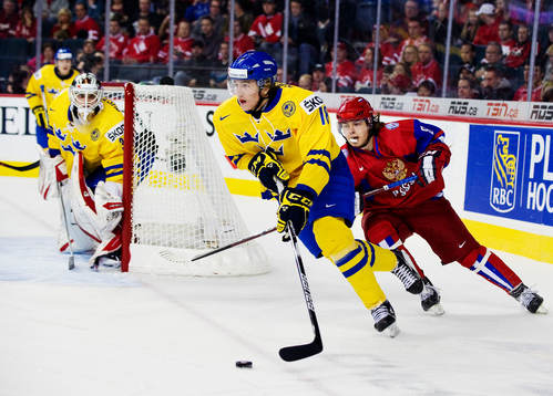Victor Rask, Sverige, kontrollerar pucken framför Nikita
