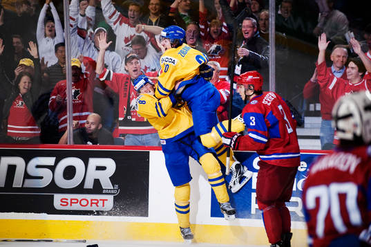 Mika Zibanejad hoppar i famnen på Petter Granberg, Sverige