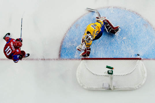 Nail Yakupov, Ryssland, är nära att göra mål på Johan