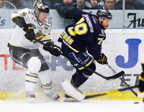 Johan Lindström, HV71 först på pucken framför Dick