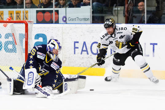 Kent Mcdonell, AIK försöker att trycka in pucken bakom