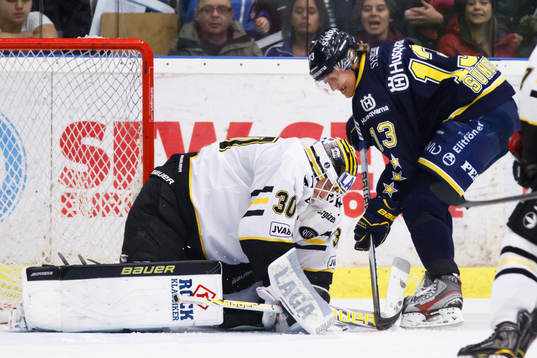 Oscar Sundh, HV71 försöker att trycka in pucken bakom