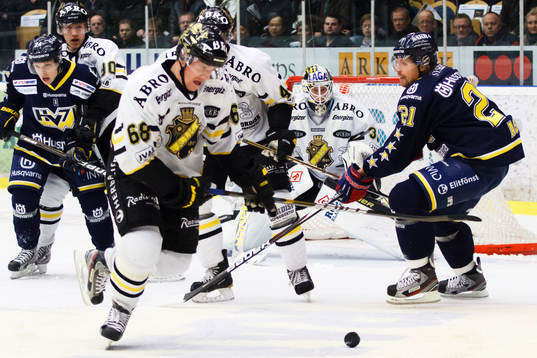Victor Ahlström, AIK i kamp om pucken med Morten Ask, HV71
