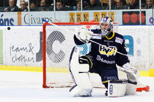 Johan Lindström, målvakt, HV71 fokuserar på pucken