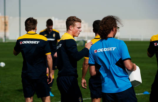 Oscar Hiljemark dricker vatten
