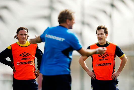 Niklas Hult och Tobias Hysén lyssnar på Erik Hamrén,