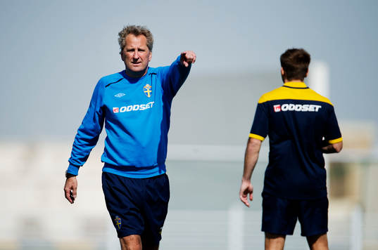 Erik Hamrén, förbundskapten, pekar