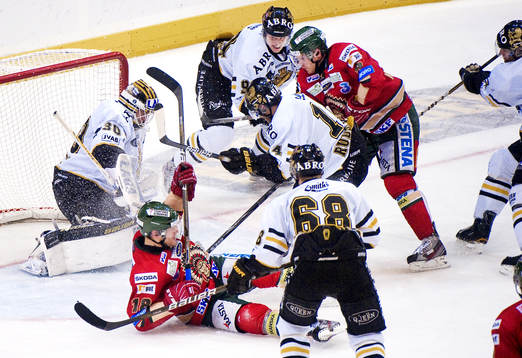 Grötigt framför Viktor Fasth, målvakt, AIK