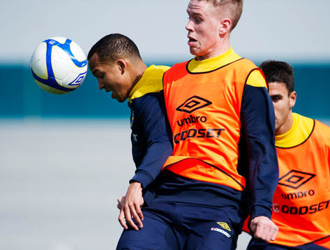 Marcus Olsson i en närkamp med Pontus Jansson