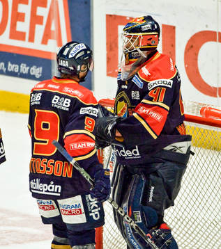 Gustaf Wesslau, målvakt, Djurgården gratuleras
