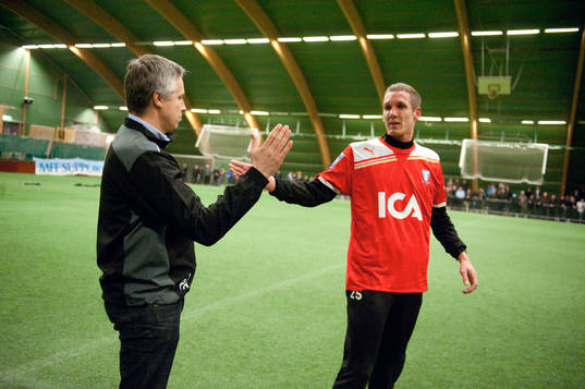 Per Ågren, sportchef, ger tröjan till Malmös nyförvärv