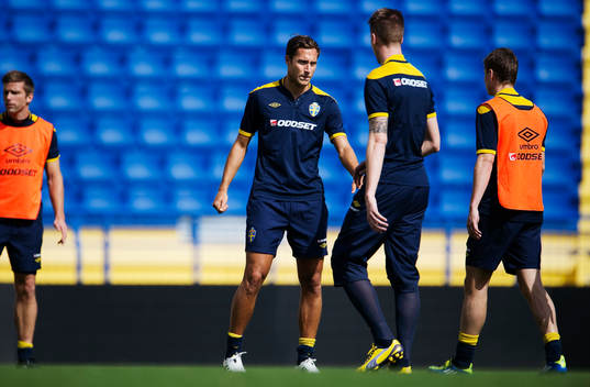 Niklas Backman och Pontus Jansson pratar med varandra