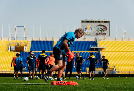 Det svenska laget tränar på Al-Gharafa Stadium i Doha.
