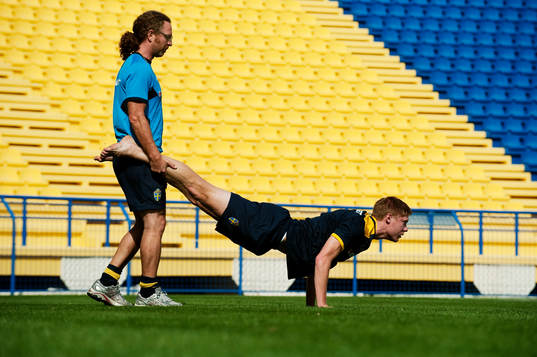 Markus Holgersson får hjälp med stretchning av Richard