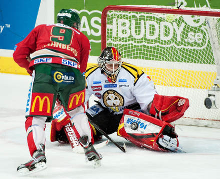 Magnus Kahnberg, Frölunda. Niklas Svedberg, målvakt,