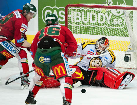 Magnus Kahnberg, Frölunda. Niklas Svedberg, målvakt,