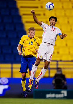 Oscar Hiljemark, Sverige, i en luftduell med Ismail A