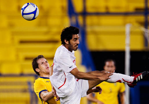 Tobias Hysén, Sverige, i en luftduell med Abdulla Al