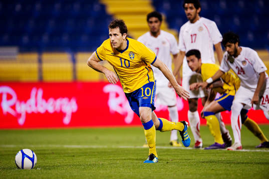 Tobias Hysén, Sverige, stegar fram på straff och skjuter