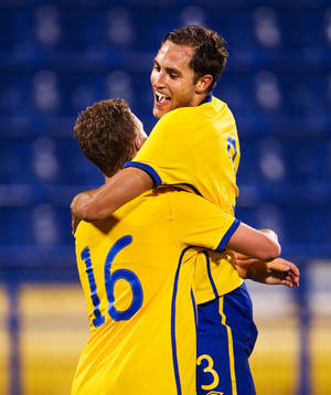 Oscar Hiljemark och Niklas Backman, Sverige, kramar om
