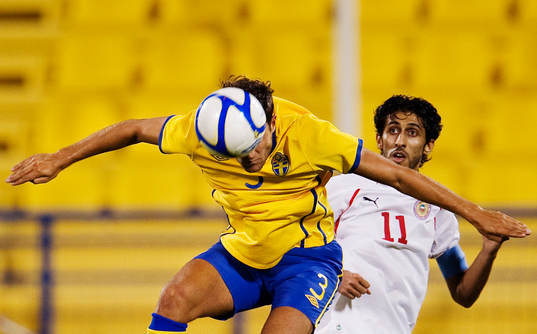 Niklas Backman, Sverige, vinner en luftduell mot Ismail A