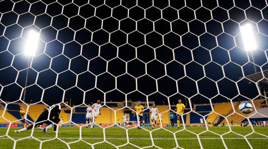 Oscar Hiljemark, Sverige, skjuter in 2-0 bakom hamed Al
