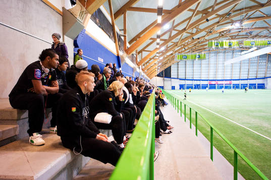 Gais sitter på läktaren och kollar in motståndet i cupen