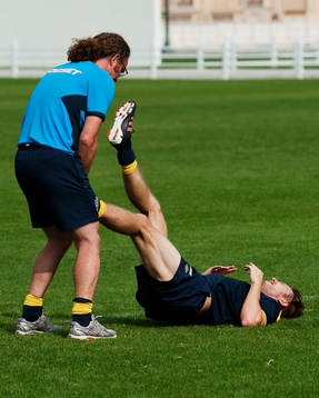 Richard Dahan, sjukgymnast, hjälper Adam Johansson