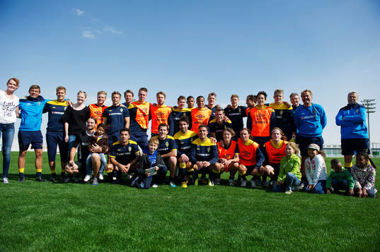 Ett 10-tal svenska supportrar från