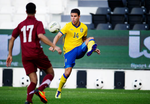 Erdin Demir, Sverige, tar ner bollen
