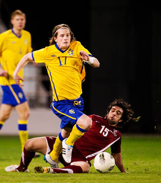 Erik Friberg, Sverige, tar sig förbi Khaled Muftah E.M.