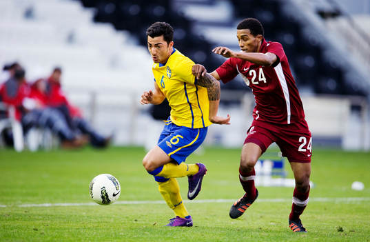 Jiloan Hamad, Sverige, tar sig förbi Muayed Hassan F.