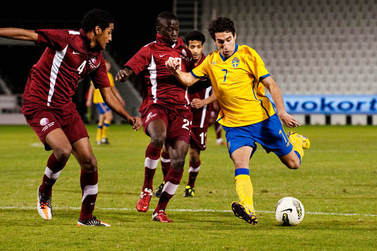 Jimmy Durmaz, Sverige, utmanas av Almahdi Ali Mukhtar och