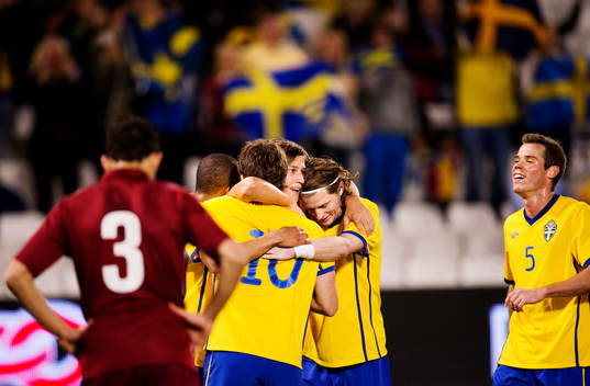 Simon Thern, Sverige, kramas om av Marcus Olsson, Tobias