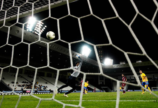 Simon Thern, Sverige, skjuter in 4-0 bakom Saad Abdulla