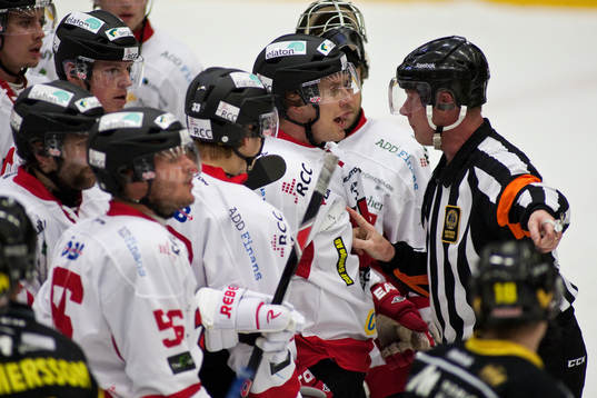 Domare Ulf Rådbjer tar ett snack med Örebro spelarna
