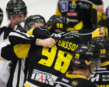 Viktor Mårtensson, Västerås, blir stoppad av linjedomare