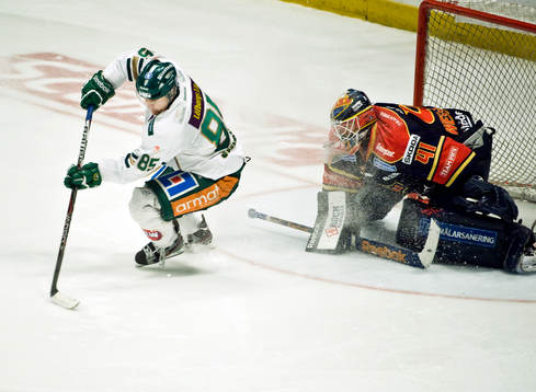Mikael Johansson, Färjestad och Gustaf Wesslau, målvakt,