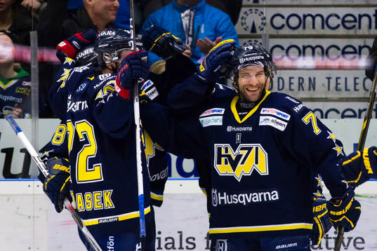Johan Lindström, HV71 klappas om av David Petrasek, HV71