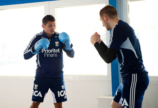 Daniel Sobralense och John Alvbåge, målvakt, boxas