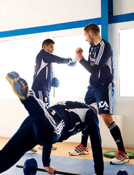 Daniel Sobralense och John Alvbåge, målvakt, boxas
