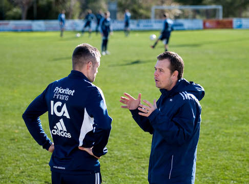 Mikael Stahre, tränare pratar med Kjetil Waehler