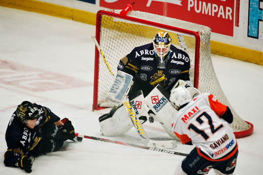 Josh MacNevin, AIK, ser Steve Saviano, Växjö, skjuta ett