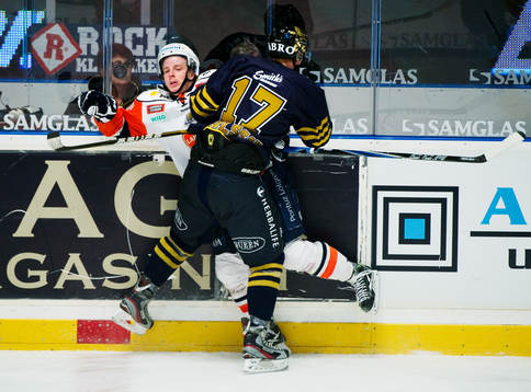 Anders Eriksson, Växjö, blir tacklad av Fredrik Carlsson,